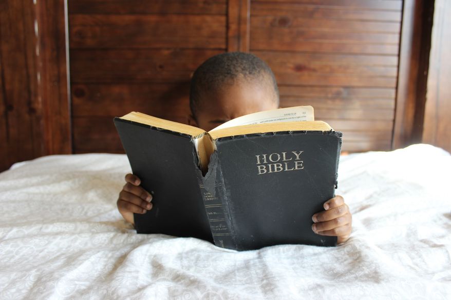 Kind mit Bibel duplicate
